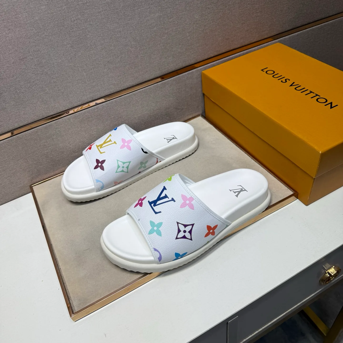 ⬛️Men's shoes 💰p320 [LV～] Men's casual slippers 2025z cabinet sales simultaneously 🔶Size: 38-44 #️⃣ 🔷2 colors🔜The upper is made of multi-material splicing➕Genuine leather lining, comfortable and breathable, sole: original comfortable and wear-resistant outsole, ⚠️Real shot📱Photographed🎬The real thing is better📢📢📢